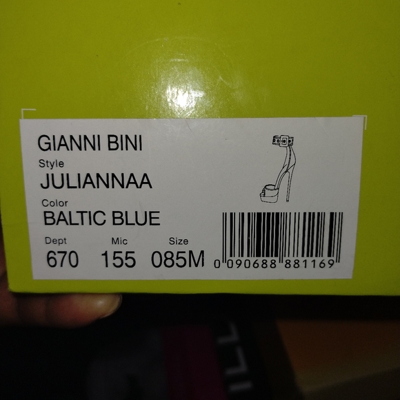 Multiple pairs of women's shoes - Picture 15 of 16